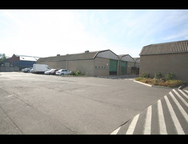 300M² WAREHOUSE TO LET IN EPPING INDUSTRIAL